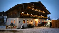Haus Rauhberg mit weihnachtlicher Dekoration